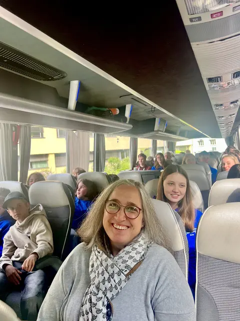 Gute Stimmung gab’s im Bus auf dem Weg nach Würzburg und nach der Ankunft auch in der Stadt. | Foto: P. Steffen Brühl