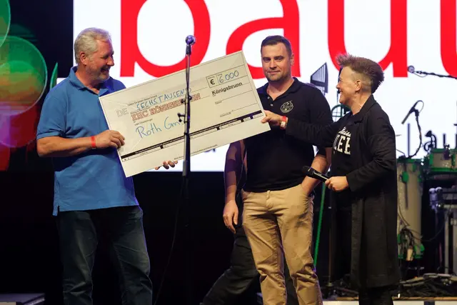 Robert Roth übergibt Tim Bertele eine Spende über 6000€  | Foto: Dietmar Ziegler