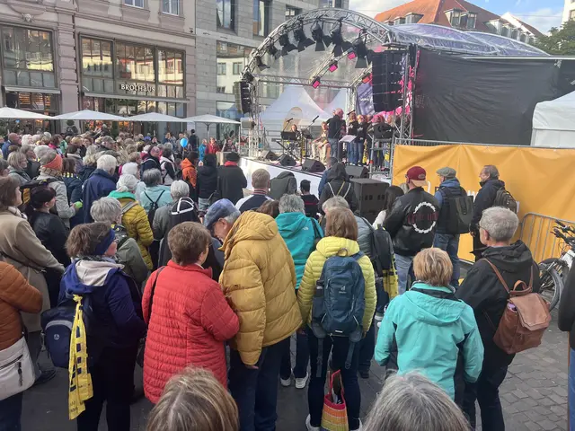 „Noise Makers“ - hier war der Name nicht Programm, denn der fränkische Gospelchor glänzte mit phantastischen Stimmen und riß das Publikum förmlich mit.  | Foto: P. Steffen Brühl
