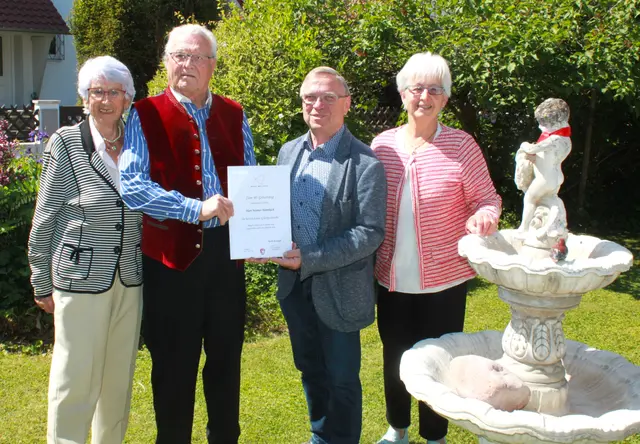 Gratulantenrunde im Hause Heimbach (von links): Xaveria Heimbach, Jubilar Werner Heimbach, 3. Bürgermeister Rudi Helfert und Hannelore Buhl von der Pfarreiengemeinschaft St. Wolfgang. | Foto: Peter Heider