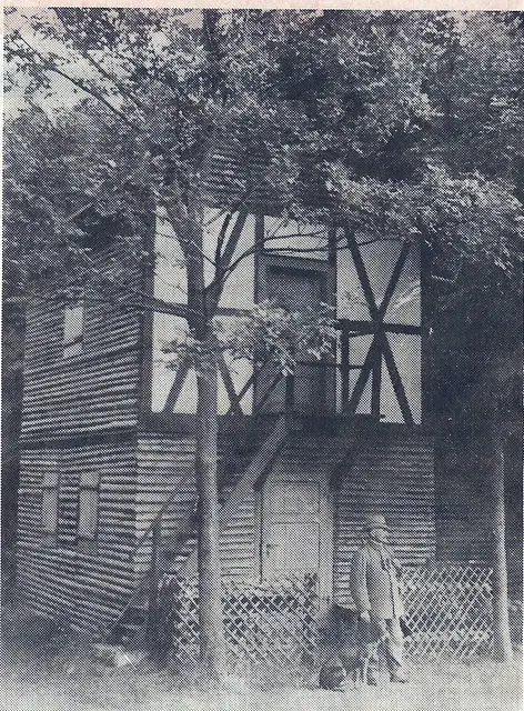 Anfang 1920 entstand dieses 
Bild von der Hubertus-Hütte
mit dem Eifaer Förster Müller
und seinem Hund. 