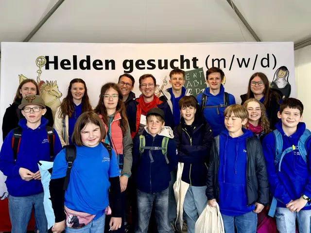 Auch die Gruppe mit den Ministranten schaute mal im Pavillon des Bistums Augsburg vorbei.  | Foto: Benjamin Weindl
