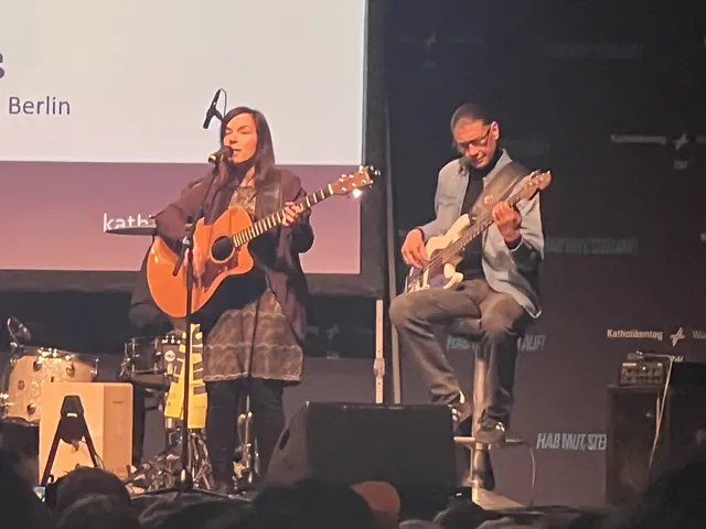 Die Würzburger Band „Rebecca King“ sorgte für gute Stimmung in der Halle mit mehr als 1.200 Zuhörenden.  | Foto: P. Steffen Brühl
