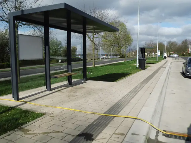 Bushaltestelle, mit Glaswand bestehend aus 3 Glaselementen, je Element zirka 1,30 m. Ohne Seitenwände. Fahrplan in Aluminiumrahmen auf Glaswand. Eine durchgehende Sitzgelegenheit für knapp 3 Personen, Sitzflächenmaterial: Holzlatten. 
Ort: Parkplatz an der Rheinpromenade 78 in Wesel
Zustand. Neu, frei von Plakaten, Schildern, und Aufklebern
Sachstand: 31.03.2025 | Foto: Siegmund Walter, 31.03.2025, 12:58 Uhr