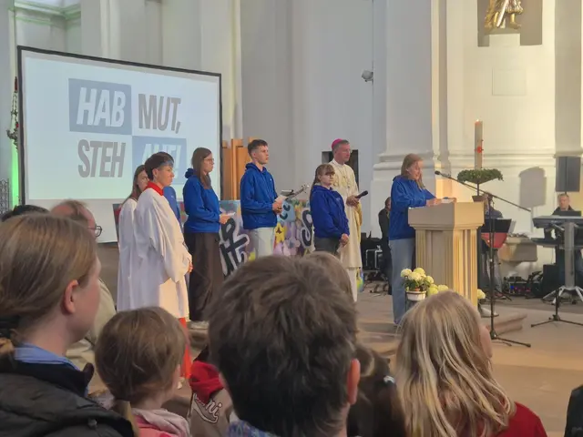 Unsere Minis konnten sich beim großen Jugendgottesdienst im Stift Haug aktiv einbringen und die Fürbitten lesen. | Foto: Benjamin Weindl