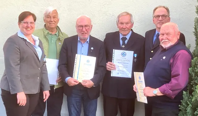 Ehrende und Geehrte bei der Soldatenkameradschaft 1872 Meitingen (von links): Silvia Müller, Alfred Sartor, Heinz Liebert, Karlheinz Reichmuth, Patrick H. Reiser, Josef Schmid.  | Foto: Peter Heider