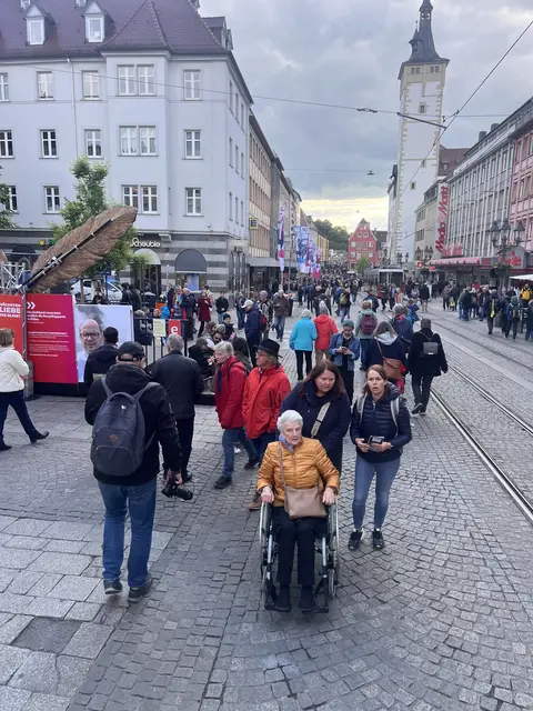 Die meisten Veranstaltungen waren schnell überfüllt. Längere Wartezeiten gehören bei einem Katholikentag dazu. Auch die Würzburger Innenstadt war mit reichlich Leben gefüllt.  | Foto: P. Steffen Brühl