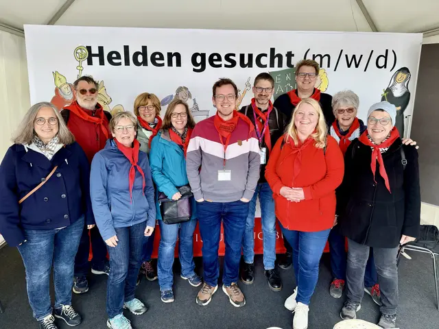 Die Friedberger Gruppe besuchte natürlich den Stand des Bistums Augsburg auf der Kirchenmeile - und ihren PGR-Vorsitzenden Julian Schmidt, der dort Dienst tat.  | Foto: Julian Schmidt