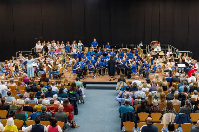 Das mehr als gelungene Frühlingskonzert des Musikernachwuchses aus der Musikschule und Stadtkapelle endete in der gemeinsamen Zugabe „We will rock you“. | Foto: Christian Hof