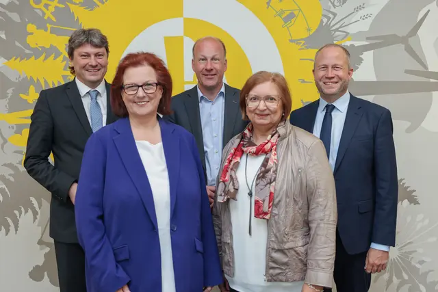 Landrat Martin Sailer (Mitte) mit seinem Stellvertreter Dr. Michael Higl (links) sowie seinen weiteren Stellvertretenden Michaela Schuster (vorne links), Sabine Grünwald (vorne rechts) und Florian Mair (rechts). | Foto: Julia Pietsch