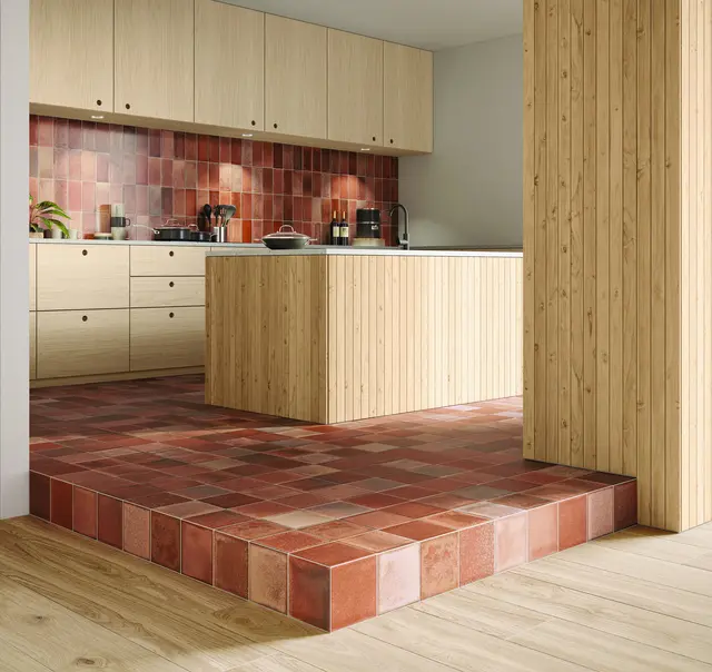 Mediterraner Charme als Kontrapunkt zu modern-minimalistischen Wohnkonzepten: Fliesen in warmen Cotto-Farben mit lebendig-charakteristischen Unregelmäßigkeiten. | Foto: DJD/Deutsche-Fliese.de/Agrob Buchtal