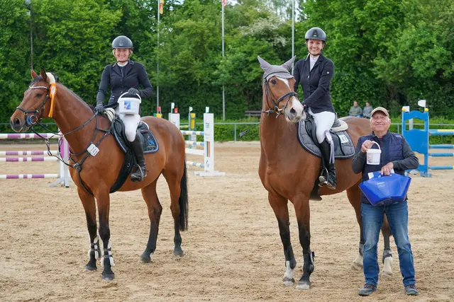 Christin Nehmeyer 1. und Katharina Bläser 2. Platz
Siegerehrung Springprüfung Kl. M* mit Stechen | Foto: Jakob Reiter