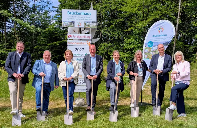 Freuen sich über den Spatenstich für das Kinderhospiz „Brückenhaus“ (von links): Markus Pfeffinger (Geschäftsführer Bunter Kreis Nachsorge gGmbH), Stadtbergens Erster Bürgermeister Paulus Metz, Angelika Lang (Vorstandsvorsitzende der Stiftung Bunter Kreis), Bezirkstagspräsident und Landrat Martin Sailer, Susanne Braun (Architektin), Susanne Wild (Projektleiterin Brückenhaus), Prof. Dr. Dr. Michael Frühwald (Direktor der Klinik für Kinder- und Jugendmedizin, Uniklinik Augsburg) und Staatsministerin a.D. und Schirmherrin Carolina Trautner. | Foto: Martin Bruckmeier, Stadt Stadtbergen