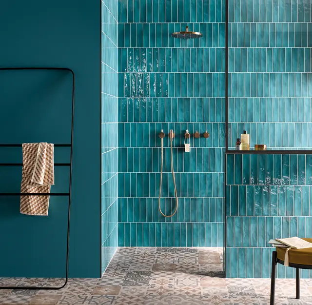 Fliesenriemchen im sogenannten Brick-Design bringen den lebendigen Charme von Ziegelwänden in moderne Wohnräume.
 | Foto: DJD/Deutsche-Fliese.de/Ströher Living