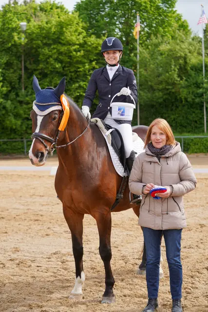 Victoria Baum Siegerin Dressurprüfung Kl. M*
und Richtertin Christina Strauss | Foto: Jakob Reiter
