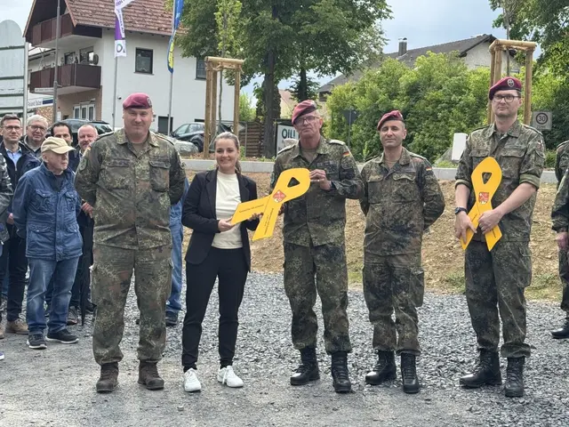 Bei der Übergabe der Gelben Schleife: Oberst d.R. Christoph Seifert, Bgmín Claudia Brandes, Hptm a.D. Martin Würz, Hptm d.R. Dr. Marcello Camerin OFw d. R. Markus Höppner (Organisator) (von links nach rechts)
 | Foto: Hauptmann a.D. Martin Würz