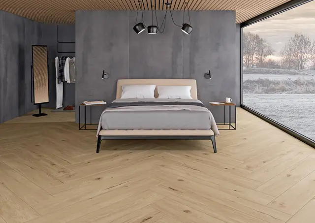 Keramische Holzdekore verbinden die wohnliche Ästhetik von Holz mit der Robustheit und Pflegeleichtigkeit von Feinsteinzeug – das auf der Fußbodenheizung bis zu 30 Prozent der Heizkosten einsparen kann.
 | Foto:  DJD/Deutsche-Fliese.de/Interbau-Blink