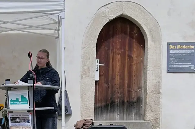 Selina Eichstädt, Schülerin der Freien Schule im Burgenland Jans Hus mit 
"Die unwürdige Greisin" von Bertholt Brecht. 