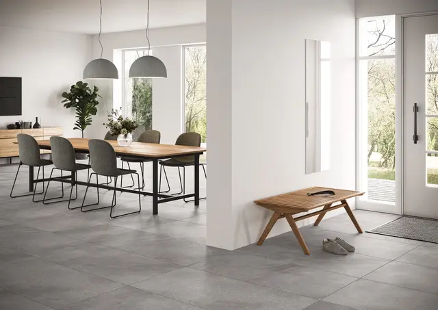 Naturstein-Dekore in XL-Formaten sorgen in exklusiver Optik für eine großzügige, fugenarme Bodengestaltung. | Foto: DJD/Deutsche-Fliese.de/Agrob Buchtal
