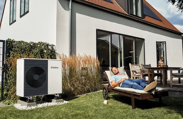 Entspannt zurücklehnen und von Einsparungen bei den Heizkosten profitieren: Moderne Energiemanagementsysteme für die Wärmepumpe machen es möglich.
 | Foto: DJD/www.vaillant.de
