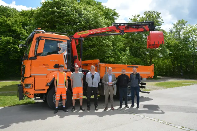 Der neue Einsatz-LKW des Bauhofs Neusäß wurde offiziell vorgestellt. Auf dem Foto (v. l.): Auszubildender Florian Adam, Ralf Kießling, Robert Joachim, Erster Bürgermeister Richard Greiner, Bauamtsleiter Björn Nübel und Bauhofleitung Johann Zill.