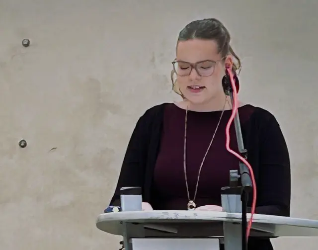 Mina Vondran, Schülerin des Domgymnasiums mit "Saisonbeginn" von Elisabeth Langgässer. 