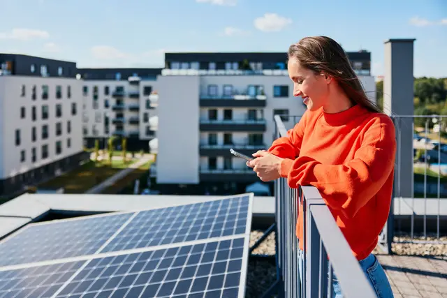 Dank Mieterstrom können auch Bewohnerinnen und Bewohner von Mehrfamilienhäusern Solarstrom vom eigenen Dach nutzen. | Foto: DJD/Minol/Bartek Szewczyk/Westend61 - stock.adobe.com