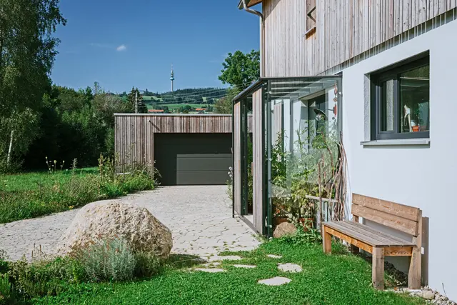Moderne, nachhaltige Pflastersysteme bieten verschiedene Formate und Farben, die sich in jedes Umfeld einfügen. | Foto: DJD/braun-steine/Benedikt Walther
