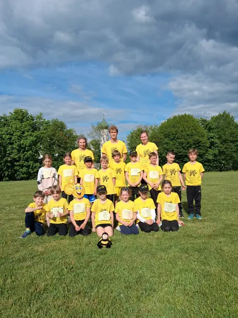 Die Gersthofer Leichtathleten der U10 beim ersten Wettkampf in der Freiluftsaison in Niederraunau am 17.05.2026 - die zweite Vorrunde des diesjährigen Kinderleichtathletik Kreis Cups.