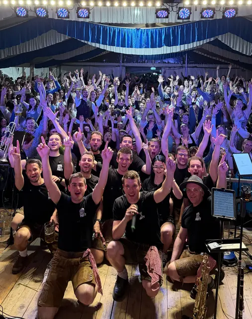 "Die Lumpenbacher" sorgen für Stimmung im Festzelt. | Foto: Felix Hofstetter