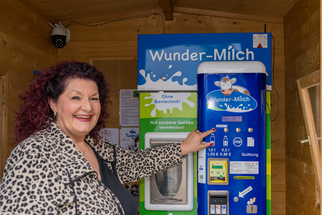 Frischer geht es nicht: der in fünfter Generation betriebene Milchwirtschaftshof Wunder aus Eismannsberg bei Ried revolutioniert die traditionelle Milchwirtschaft. Erzeuger und Landwirt Maximilian Wunder führt uns durch seinen Betrieb. myheimat-Reporterin Sabina Scherer beim Einkauf an der Milchstation in Ottmaring  | Foto: FSeventfoto