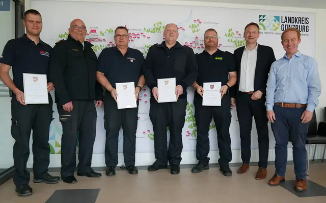 Das Bild zeigt bei der Urkundenübergabe (von links) Kreisbrandmeister Michael Siegner, Kreisbrandrat Stefan Müller, Kreisbrandinspektor Ralf Maier, Kreisbrandmeister und Örtlicher Einsatzleiter Martin Schmitz, Örtlicher Einsatzleiter Christoph Stammer, Landrat Dr. Hans Reichhart, Abteilungsleiter Christoph Langer. | Foto: Benjamin Sigmund / Landratsamt Günzburg 