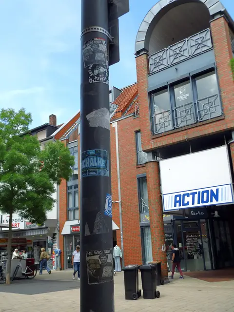 Aufkleber an Laternenmast in Wesel, Hohe Straße (Fußgängerzone Innenstadt) | Foto: Siegmund Walter, 21.05.2026,