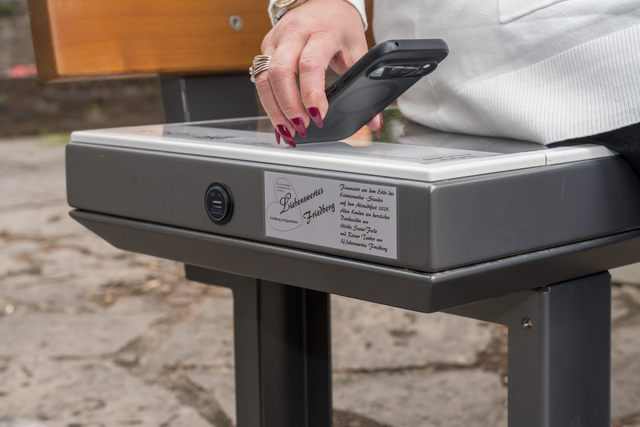 Solarbank für innovative Gemütlichkeit - Die erste Solarsitzbank in Friedberg/Bayern ist mit der Unterstützung von MItarbeitern des städt, Friedberger Bauhofs am Bücherschrank in der Ludwigstraße in Betrieb genommen worden. Smartphone Laden, USB-Anschlüsse und Internet-Zugang nutzen - oder einfach eine Shopping-Pause einlegen  | Foto: FSeventfoto