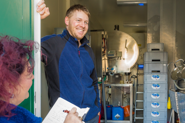 Wundermilch Eismannsberg: Maximilian Wunder in der Pasteurisierungs-Anlage | Foto: FSeventfoto