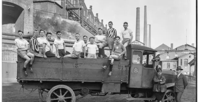 Lehrlings-Fußballmannschaft auf einem firmeneigenen Lastkraftwagen, 28.1.1927 | © Historisches Archiv Krupp | Foto:  Historisches Archiv Krupp