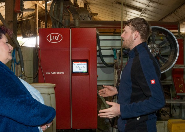Wundermilch Eismannsberg: Maximilian Wunder erklärt myheimat-Reporterin Sabina Scherer die Computersteuerung vom Melkroboter | Foto: FSeventfoto
