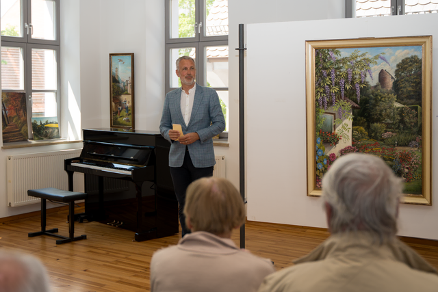 Verkauf von Bildern des Friedberg Malers und Häuserbauers Siegfried Hartl in der Friedberger Archivgalerie - Eröffnungsansprache von Friedbergs Ersterm Bürgermeister Roland Eichmann  | Foto: FSeventfoto