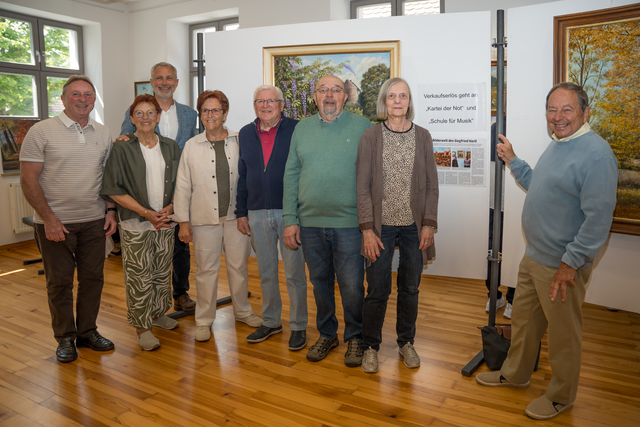 Verkauf von Bildern des Friedberg Malers und Häuserbauers Siegfried Hartl in der Friedberger Archivgalerie - Die Helfer und Unterstützer zur Einrichtung der Verkaufsaktion. Von links: Charly Wörl , Martha Reißnr, Friedbergs Erster Bürgermeister Roland Eichmann, Lissi u. Walter Strobl ,Franz u. Emma Leopold, Franz Reißner | Foto: FSeventfoto