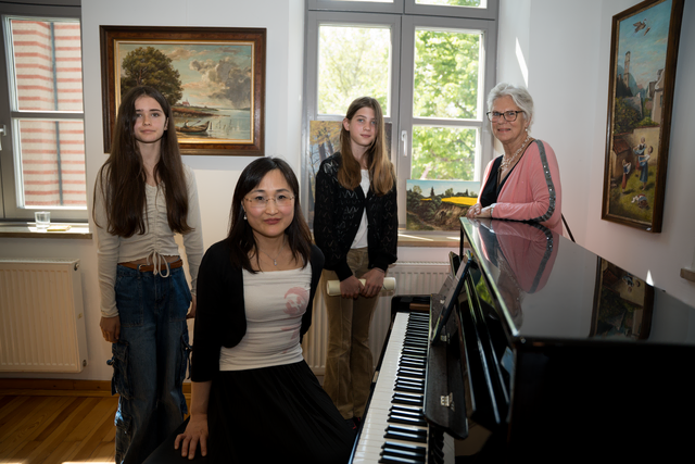 Verkauf von Bildern des Friedberg Malers und Häuserbauers Siegfried Hartl in der Friedberger Archivgalerie - Musikalische Begleitung der Vernissage: Schülerinnen der Friedberger Schule für Musik unter der Leitung von Elena Vogel (rechts) | Foto: FSeventfoto