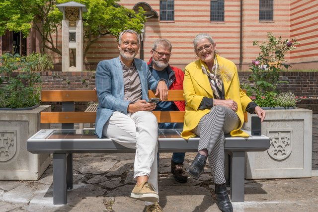 Solarbank für innovative Gemütlichkeit - Die erste Solarsitzbank in Friedberg/Bayern ist mit der Unterstützung von MItarbeitern des städt, Friedberger Bauhofs am Bücherschrank in der Ludwigstraße in Betrieb genommen worden. Friedbergs Bürgermeister Roland Eichmann (links) und die Dritte Bürgermeisterin Ulrike Sasse-Feile beim ersten Probesitzen. Der Organisator Reiner Teuber (mitte) freut sich über die technische Innovation | Foto: FSeventfoto