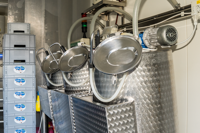 Wundermilche Eismannsberg: Diese Milchtanks stehen gefüllt in Kissing, OPttmaring und Wulfertshausen  | Foto: FSeventfoto