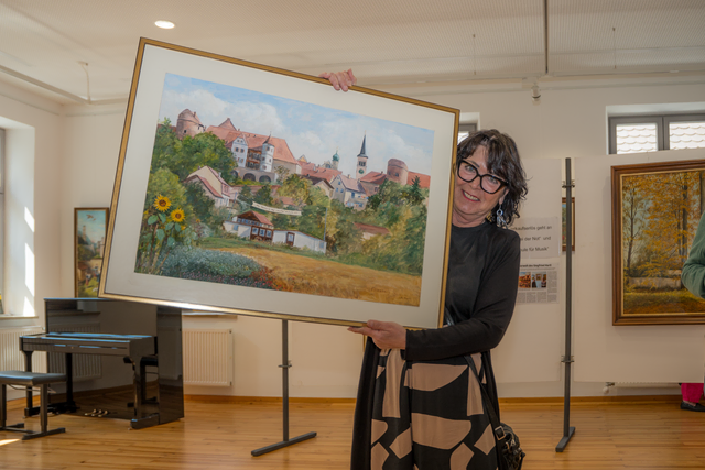 Verkauf von Bildern des Friedberg Malers und Häuserbauers Siegfried Hartl in der Friedberger Archivgalerie - Stadträtin und Kulturpflegerin Petra Gerber hat dieses Gemälde gekauft | Foto: FSeventfoto