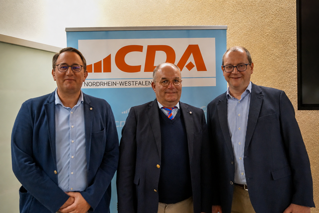 (v.li.) Daniel Lübcke, Vorsitzender des DRK-Ortsvereins Alt-Lotte, Dr. Sascha Rolf Lüder, Leiter des Verbindungsbüros des DRK bei Landtag und Landesregierung Nordrhein-Westfalen und Dr. Martin Schwarz, CDA-Kreisvorsitzender | Foto: CDA-Kreisverband Steinfurt 