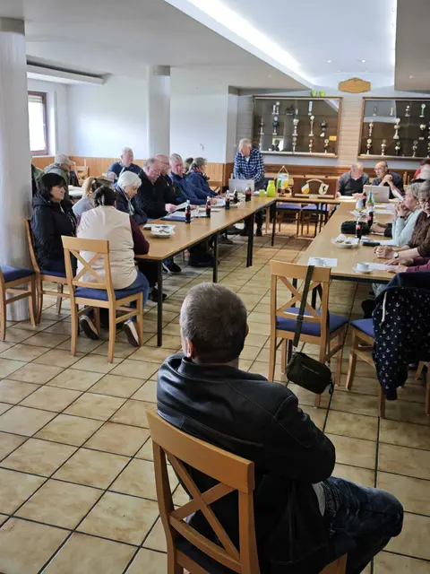 Mitglieder des KGV Dornröschen sitzen bei der Jahreshauptversammlung an Tischen in einem Vereinsraum