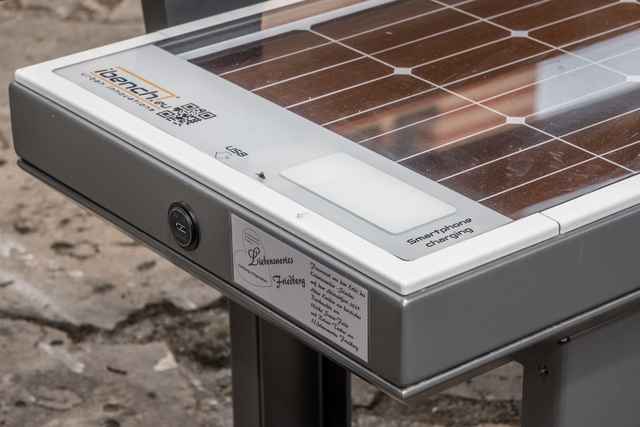 Solarbank für innovative Gemütlichkeit - Die erste Solarsitzbank in Friedberg/Bayern ist mit der Unterstützung von MItarbeitern des städt, Friedberger Bauhofs am Bücherschrank in der Ludwigstraße in Betrieb genommen worden. Smartphone Laden, USB-Anschlüsse und Internet-Zugang nutzen - oder einfach eine Shopping-Pause einlegen  | Foto: FSeventfoto