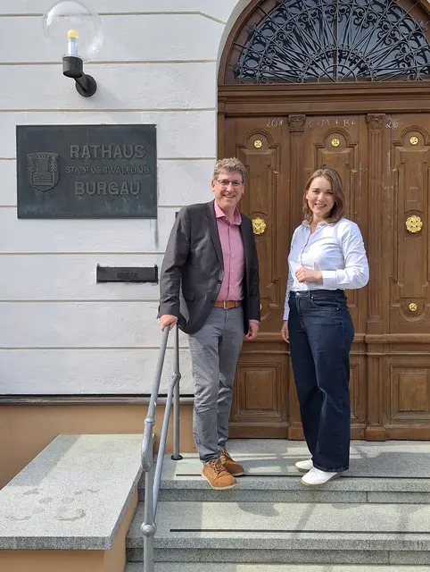 Landtagsabgeordnete Jenny Schack und Erster Bürgermeister Martin Brenner begrüßen die aktuellen Weichenstellungen zur Bahnstrecke Augsburg-Ulm.