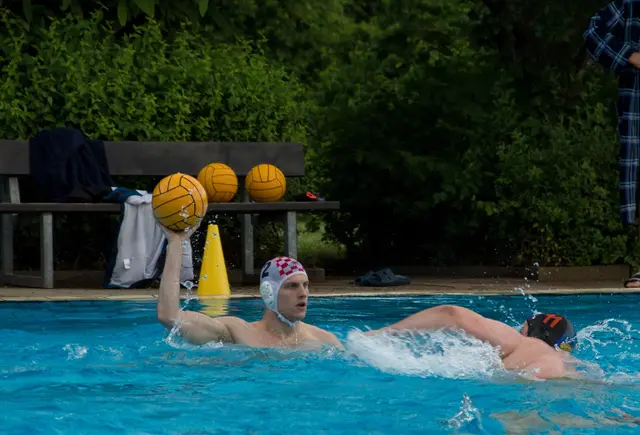 Die Wasserballteams des Lehrter SV (hier Ole Roth) haben die Hinrunde jeweils als Tabellenzweiter abgeschlossen. Diese Woche geht es erstmals ins heimische Freibad.  | Foto: Alexander Placzek