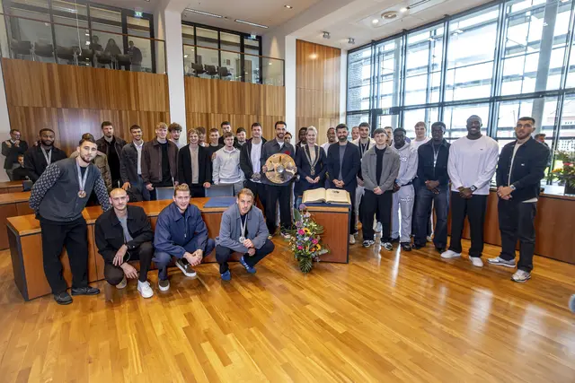 Gelsenkirchens Oberbürgermeisterin Andrea Henze würdigt Schalker Aufstiegsmannschaft | Foto: STADT GELSENKIRCHEN