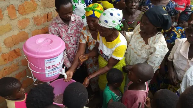 Hände zu desinfizieren ist wichtig! LandsAid Ebola-Projekt in Süd-Kivu 2019 | Foto: LandsAid/CHAHI